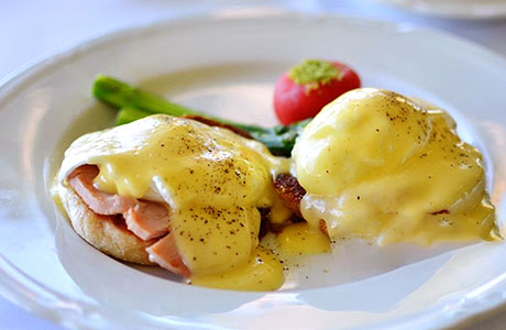 自慢のエッグベネディクト